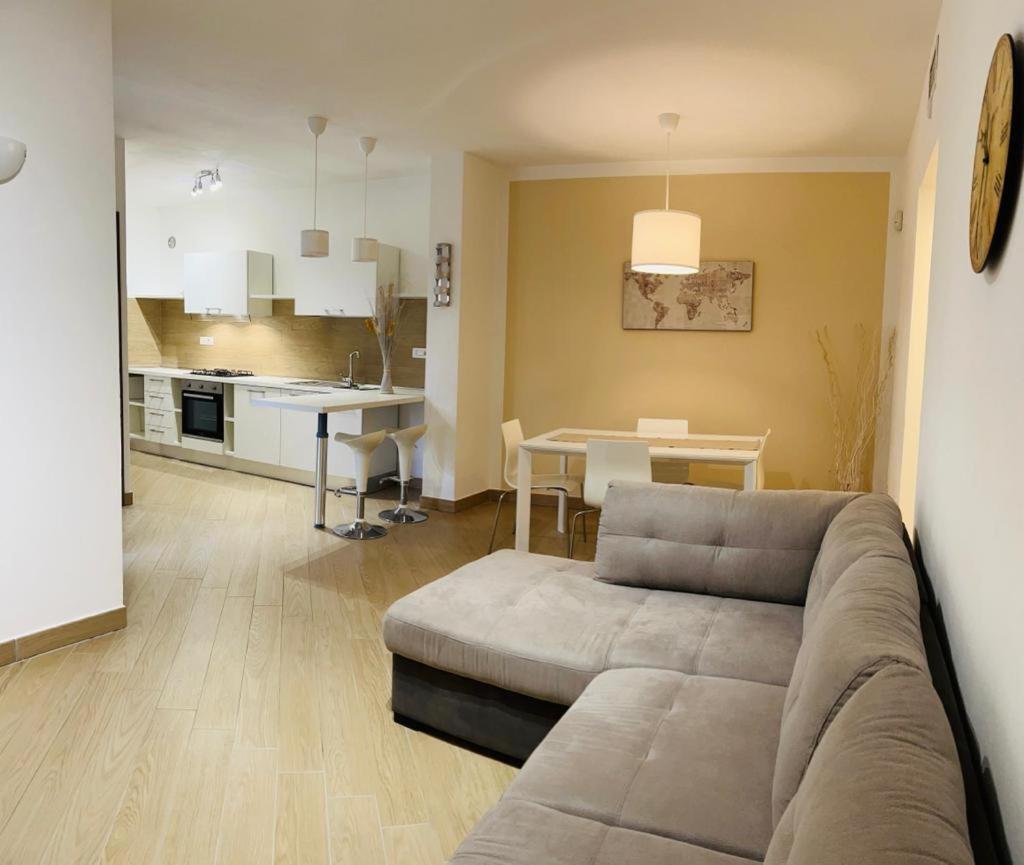 Comecasa Modern Apartment In Historical Centre Asti Exterior foto