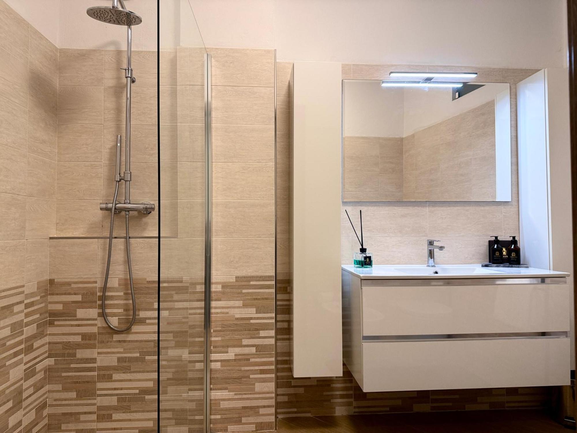 Comecasa Modern Apartment In Historical Centre Asti Exterior foto